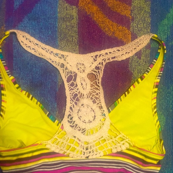 3 pieces! 2 bottoms (med and large) and Med top bikini - Picture 4 of 4